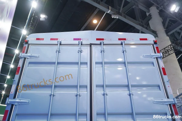 FAW Jiefang Qingdao Yingtu Business Class 13.2L Diesel 620hp 8X4(12 wheels) FAW Jiefang 12-speed AMT Automatic 9.4m Stake Cargo Truck Body (