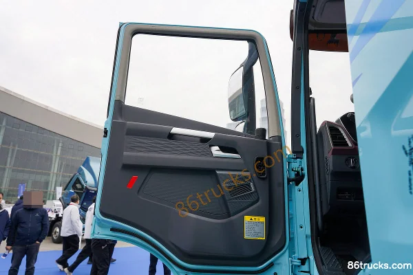 FAW Jiefang Yingchi 6X4(10 wheels) Battery Swap Pure Electric Tractor Truck CATL 400.61kWh Cab (1) | 86Trucks
