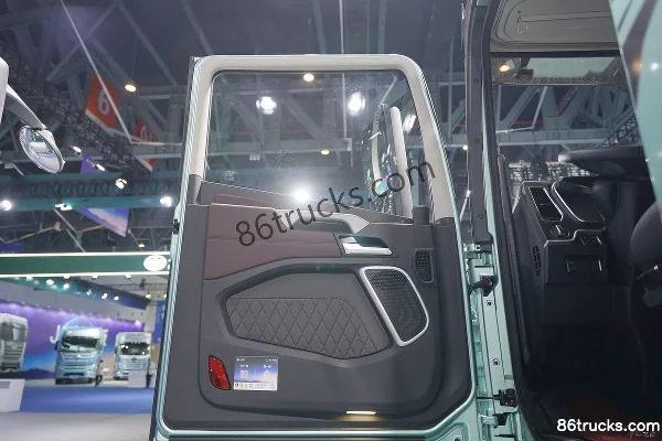 FAW Jiefang Qingdao Yingtu Business Class Diesel 680hp 6X4(10 wheels) FAW Jiefang 12-speed AMT Automatic Tractor Truck Cab (1) | 86Trucks