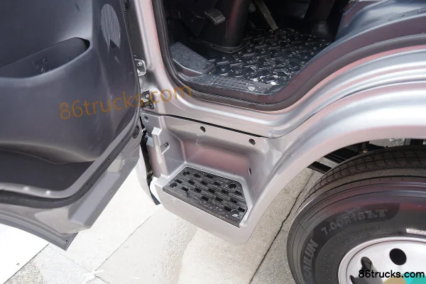 SHACMAN Commercial Vehicle Delong G300 2.5L Diesel 185hp 4X2(6 wheels) Fast Gear 10-speed Air Brake 4.18m Single Row Van Light Truck Cab (2)