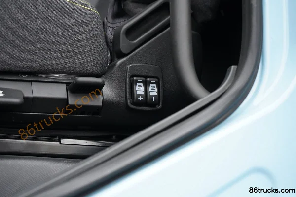 SHACMAN Commercial Vehicle Deyu Q500 14.8L LNG 560hp 6X4(10 wheels) Fast Gear 16-speed AMT automatic tractor truck Cab (3) | 86Trucks