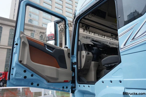 SHACMAN Commercial Vehicle Deyu Q500 14.8L LNG 560hp 6X4(10 wheels) Fast Gear 16-speed AMT automatic tractor truck Cab (1) | 86Trucks