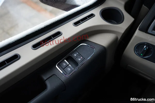 SHACMAN Commercial Vehicle Deyu Q500 14.8L LNG 560hp 6X4(10 wheels) Fast Gear 12-speed red tractor truck Cab (3) | 86Trucks