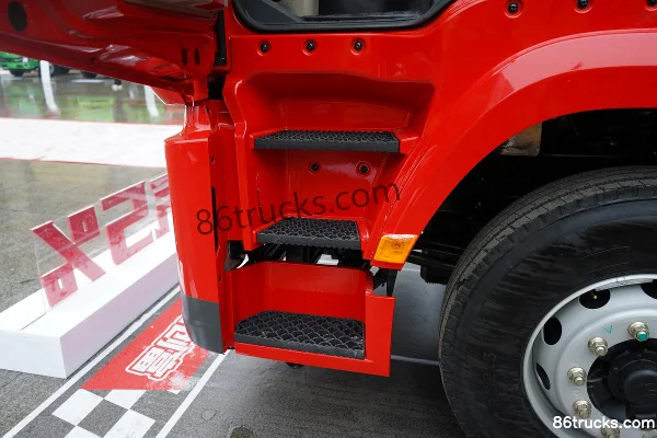 SHACMAN Commercial Vehicle Deyu Q500 14.8L LNG 560hp 6X4(10 wheels) Fast Gear 12-speed red tractor truck Cab (2) | 86Trucks