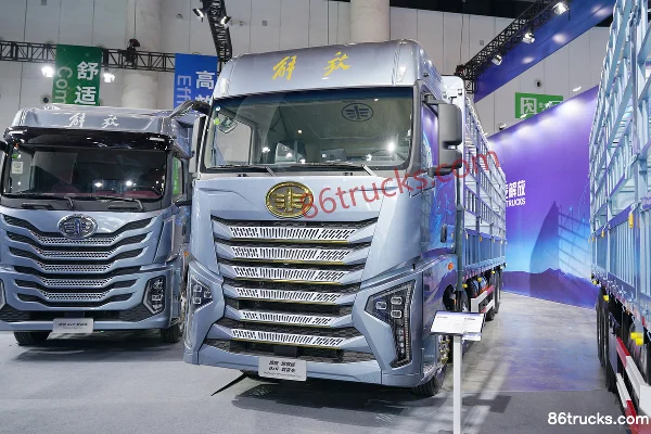 FAW Jiefang Qingdao Yinghang Zhi Zun Edition 15L LNG 600 hp 8X4(12 wheels) FAW Jiefang 12-speed AMT Automatic 9.5m stake truck Exterior (2)