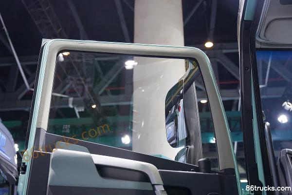 FAW Jiefang Yinghang Zhi Xiang Edition 15L LNG 600 hp 6X4(10 wheels) FAW Jiefang 12-speed AMT Automatic tractor truck Cab (2) | 86Trucks
