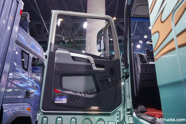 FAW Jiefang Yinghang Zhi Xiang Edition 15L LNG 600 hp 6X4(10 wheels) FAW Jiefang 12-speed AMT Automatic tractor truck Cab (1) | 86Trucks
