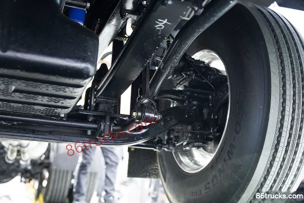 FAW Jiefang Yinghang Zhi Xiang Edition 15L LNG 600 hp 6X4(10 wheels) FAW Jiefang 12-speed AMT Automatic tractor truck Chassis (3) | 86Trucks