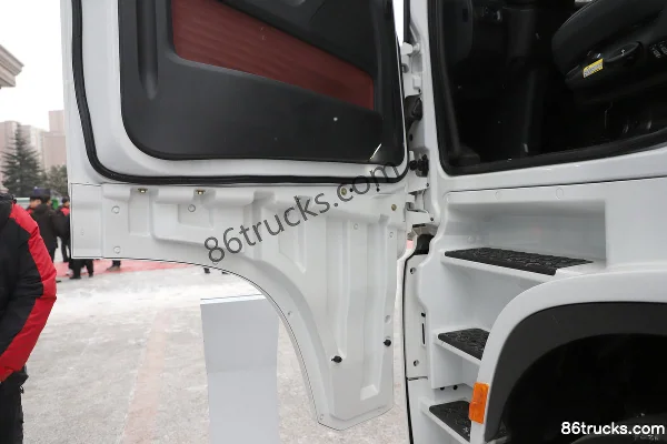 SHACMAN Commercial Vehicle Yan'an S700 12.5L Diesel 600 hp 6X4(10 wheels) Eaton 12-Speed AMT Automatic Tractor Truck Cab (3) | 86Trucks