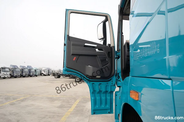 FAW Jiefang Yingteng 15L LNG 600 hp 6X4(10 wheels) FAW Jiefang 12-Speed AMT Automatic Tractor Truck Cab (1) | 86Trucks