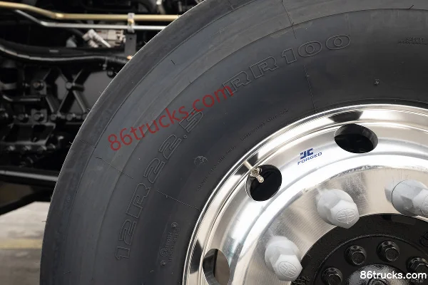 FAW Jiefang Yingteng 15L LNG 600 hp 6X4(10 wheels) FAW Jiefang 12-Speed AMT Automatic Tractor Truck Chassis (3) | 86Trucks