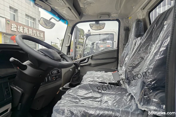 Sinotruk HOWO Tongshuai 150 hp 4X2(6 wheels) 4.15m single-row van light truck (Fast Gear 8-speed) Cab (3) | 86Trucks