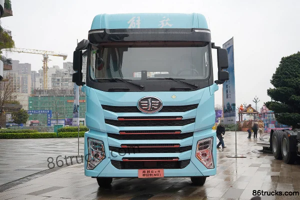 FAW Jiefang Yingteng 13.2L LNG 530hp 6X4(10 wheels) FAW Jiefang 12-Speed AMT Automatic Tractor Truck Exterior
