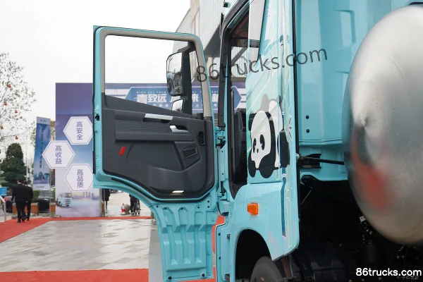 FAW Jiefang Yingteng 13.2L LNG 530hp 6X4(10 wheels) FAW Jiefang 12-Speed AMT Automatic Tractor Truck Cab (2) | 86Trucks