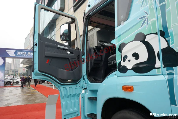 FAW Jiefang Yingteng 13.2L LNG 530hp 6X4(10 wheels) FAW Jiefang 12-Speed AMT Automatic Tractor Truck Cab (1) | 86Trucks