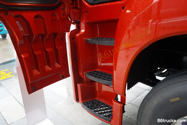 FAW Jiefang Qingdao Yingteng 13.2L Diesel 580 hp 6X4(10 wheels) FAW Jiefang 12-Speed Tractor Truck Cab (2) | 86Trucks