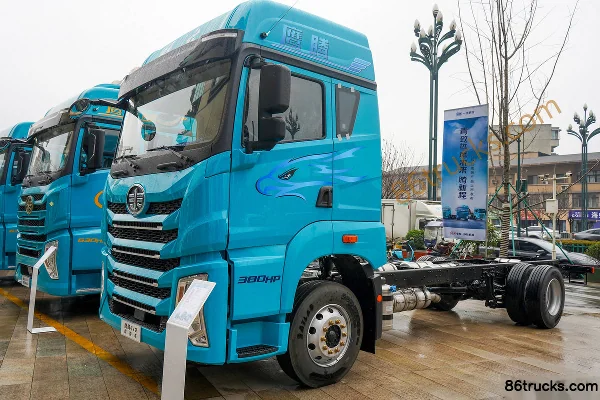 FAW Jiefang Qingdao Yingteng 380hp 4X2(6 wheels) Diesel AMT Automatic 6.8m Refrigerated Truck Exterior (2) | 86Trucks
