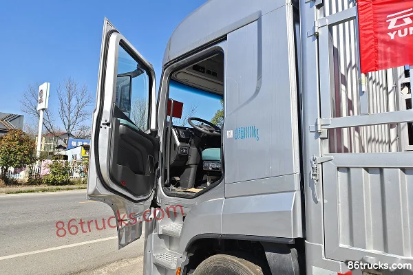 Foton H5 6.4L Diesel 300 hp 4X2(6 wheels) Fast Gear 8-Speed 6.8m Stake Truck Cab (1) | 86Trucks