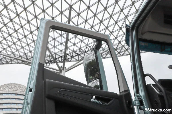 SAIC Hongyan Genlyon 6X4(10 roues) tracteur routier électrique pur CATL 600 kWh Cabine (3) | 86Trucks