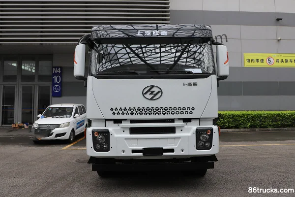 SAIC Hongyan Genlyon 6X4(10 wheels) Flat Roof Electric Tractor Truck CATL 400kWh Exterior (2) | 86Trucks