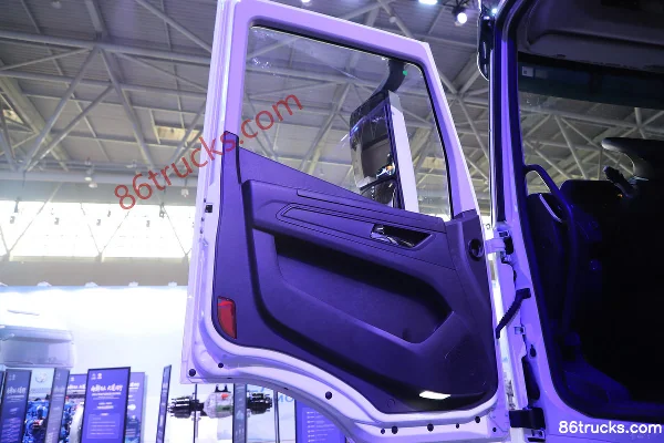 SAIC Hongyan Genlyon 6X4(10 wheels) Flat Roof Electric Tractor Truck CATL 400kWh Cab (3) | 86Trucks