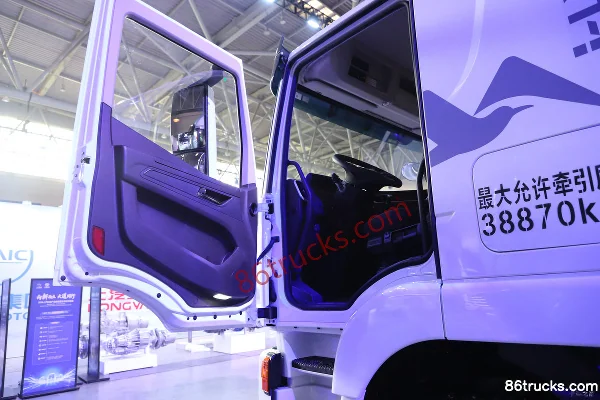 SAIC Hongyan Genlyon 6X4(10 wheels) Flat Roof Electric Tractor Truck CATL 400kWh Cab (1) | 86Trucks