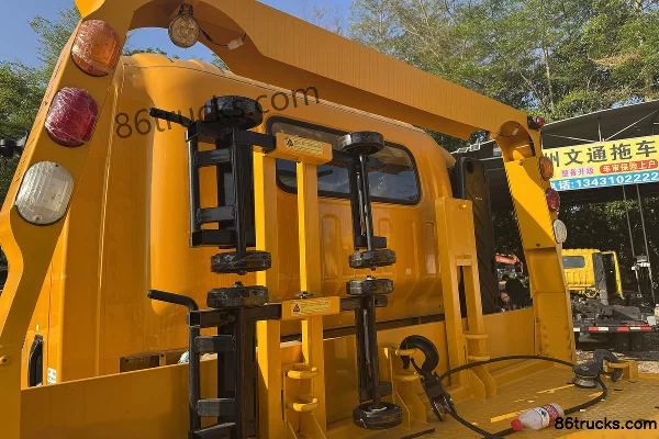 Sinotruk Pioneer M3 180hp 4X2(6 wheels) Wrecker Truck (Hubei Longmu) Body (2) | 86Trucks