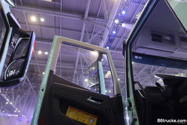 SAIC Hongyan Genlyon Heavy-Duty 8X4(12 wheels) 8.6m Electric Dump Truck CATL 600kWh Cab (3) | 86Trucks