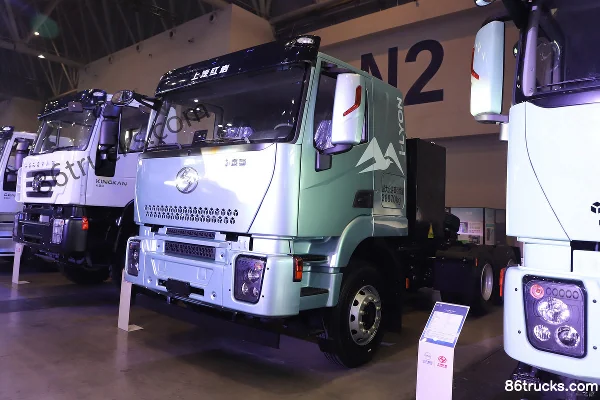 SAIC Hongyan Genlyon Standard Load Version 6X4(10 wheels) Flat Roof Pure Electric Tractor Truck CATL 400kWh Exterior (3) | 86Trucks