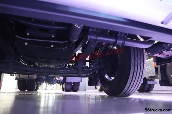 SAIC Hongyan Genlyon Standard Load Version 14.6L LNG 560 hp 6X4(10 wheels) Fast Gear 16-Speed AMT Automatic High Roof Tractor Truck Chassis