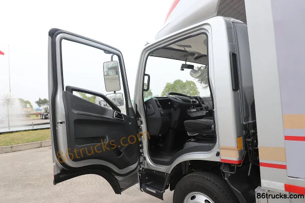 Yuejin Transcend C300 6-speed single-row van light truck (mobile service station) 4X2(6 wheels) Cab (1) | 86Trucks