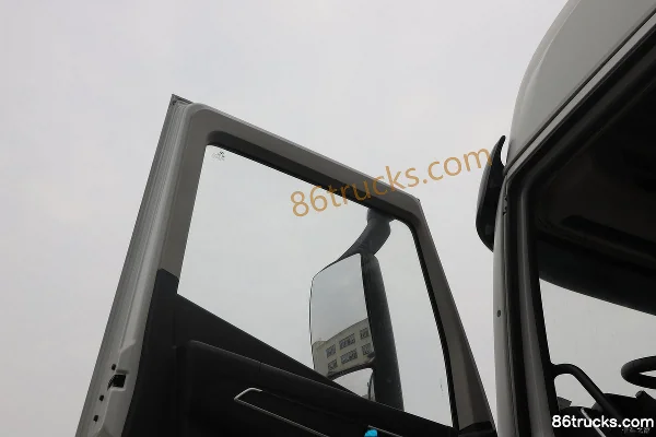 SAIC Hongyan Genlyon H6 6X4(10 wheels) high roof battery electric tractor truck (export) CATL 282kWh Cab (2) | 86Trucks