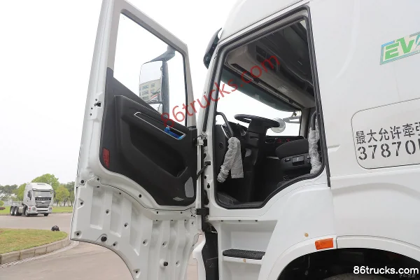 SAIC Hongyan Genlyon H6 6X4(10 wheels) high roof battery electric tractor truck (export) CATL 282kWh Cab (1) | 86Trucks