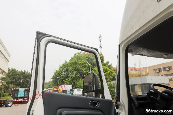 Qingling Isuzu Lingkun Air Brake 4.1m Single Row Pure Electric Van Truck CATL 120.27kWh 4X2(6 wheels) Cab (2) | 86Trucks