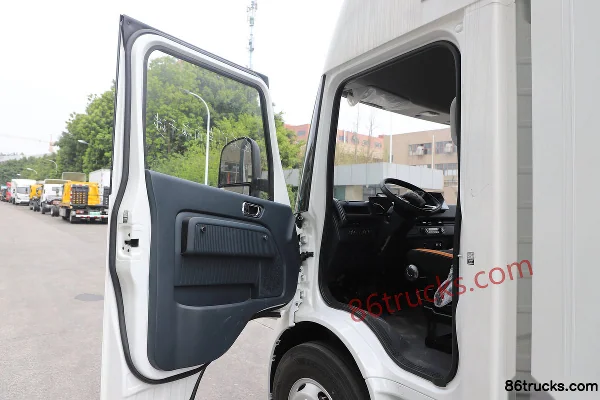 Qingling Isuzu Lingkun Air Brake 4.1m Single Row Pure Electric Van Truck CATL 120.27kWh 4X2(6 wheels) Cab (1) | 86Trucks