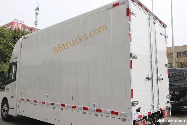 Qingling Isuzu Lingkun Air Brake 4.1m Single Row Pure Electric Van Truck CATL 120.27kWh 4X2(6 wheels) Body (3) | 86Trucks
