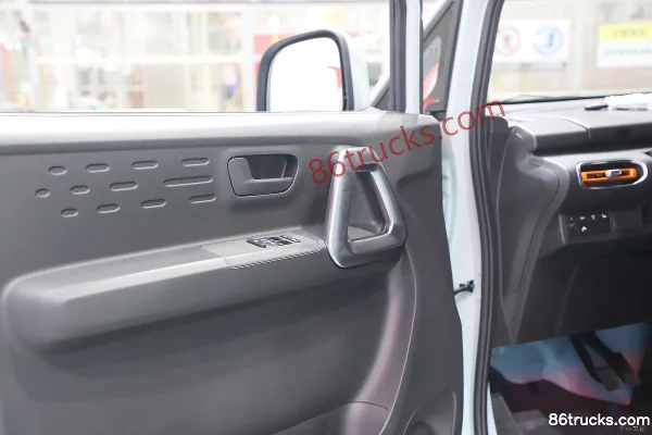 Dongfeng V8E 2026 Smart 6-Seat Electric Light Bus CATL 53.58kWh Cab (3) | 86Trucks
