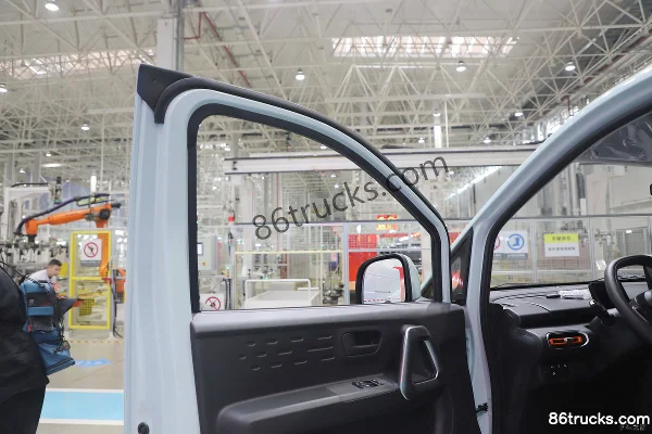 Dongfeng V8E 2026 Smart 6-Seat Electric Light Bus CATL 53.58kWh Cab (2) | 86Trucks