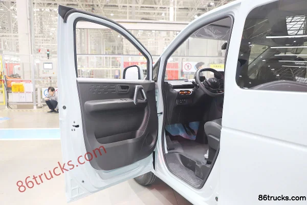 Dongfeng V8E 2026 Smart 6-Seat Electric Light Bus CATL 53.58kWh Cab (1) | 86Trucks