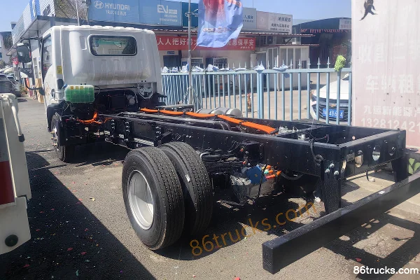 Sinotruk Niuqichongtian EM1 Air Brake 4.15m Single Row Electric Flatbed Light Truck EVE 103.47kWh 4X2(6 wheels) Exterior (3) | 86Trucks