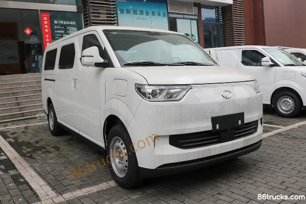 Ruichi EC75 2025 Model Glory Super Charging Edition Pioneer Peak II Electric 6-Seat Light Bus 50.1kWh Exterior