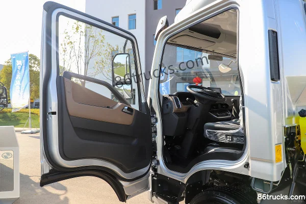 Yuejin Chaoyue H500 Daka 2.5L diesel 170hp 4X2(6 wheels) Fast Gear 8-speed air brake 4.2m single-row stake truck Cab (1) | 86Trucks