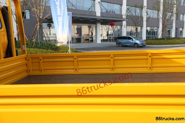 Yuejin Chaoyue C300-33 High-End Version 125 hp 4X2(6 wheels) 3.1m Double-Cab Van Light Truck (SDEC) Body (3) | 86Trucks
