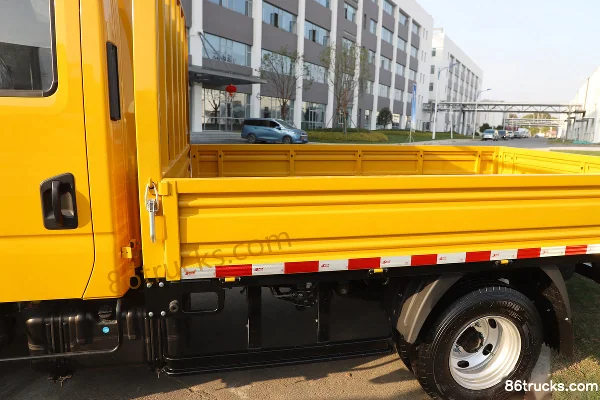 Yuejin Chaoyue C300-33 High-End Version 125 hp 4X2(6 wheels) 3.1m Double-Cab Van Light Truck (SDEC) Body (1) | 86Trucks