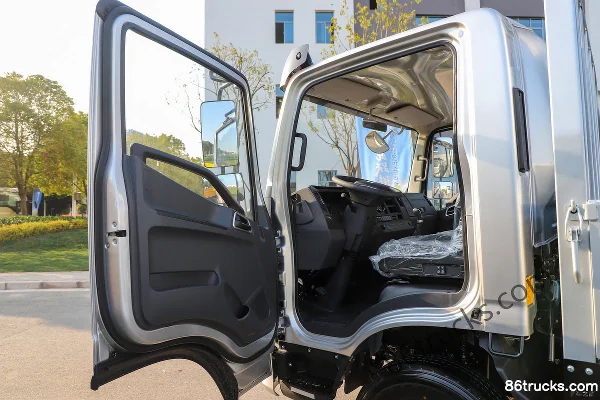 Yuejin Chaoyue C500 Combat Edition 2.5L diesel 170 ch 4X2(6 roues) WLY 6-speed air brake 4.2m single-row flatbed light truck Cabine (1) | 86
