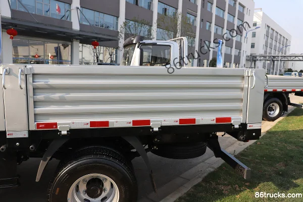 Yuejin Chaoyue C500 Combat Edition 2.5L diesel 170 ch 4X2(6 roues) WLY 6-speed air brake 4.2m single-row flatbed light truck Carrosserie (3)