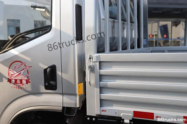 Yuejin Chaoyue C500 Combat Edition 2.5L diesel 170 ch 4X2(6 roues) WLY 6-speed air brake 4.2m single-row flatbed light truck Carrosserie (1)