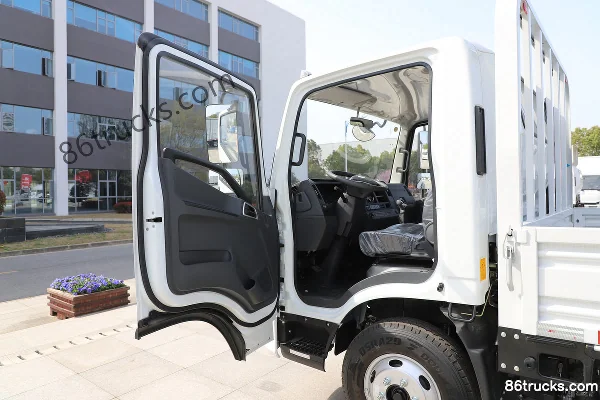 Yuejin Beyond C300 140hp 4X2(6 wheels) 4.2m single-row stake truck light truck Cab (1) | 86Trucks