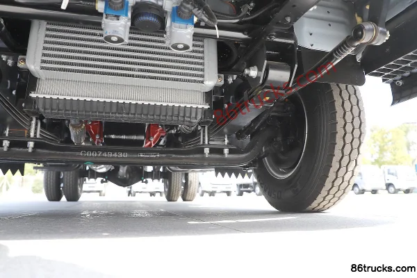 Yuejin Beyond C300 140hp 4X2(6 wheels) 4.2m single-row stake truck light truck Chassis (3) | 86Trucks