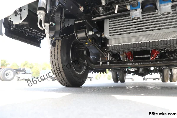 Yuejin Beyond C300 140hp 4X2(6 wheels) 4.2m single-row stake truck light truck Chassis (2) | 86Trucks
